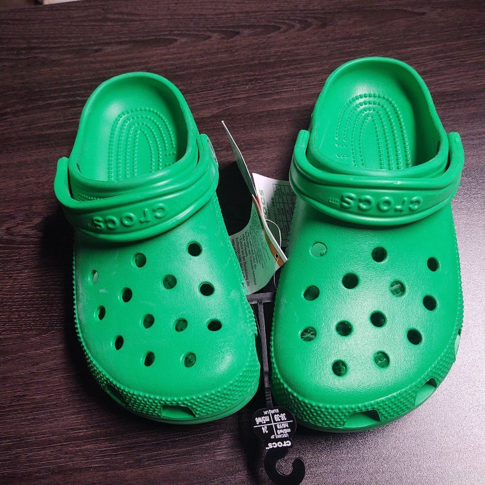 NEW W/TAGS CROCS Green Sz W8